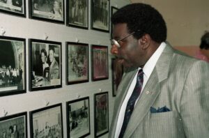 Oliver Jones regarde des photos au Negro Community Centre en 1994